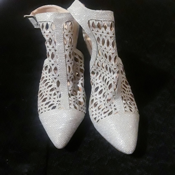 Shoes - Womens silver shoes